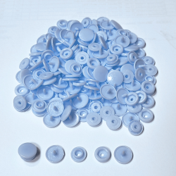 Кнопка пластикова для одягу 12мм блакитна (02) 50шт (6124)