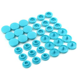Кнопка пластиковая для одежды 12мм голубая (02) 50шт (6124)