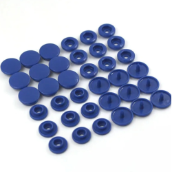 Кнопка пластикова для одягу 12 мм синя (05) 50 шт (6127)